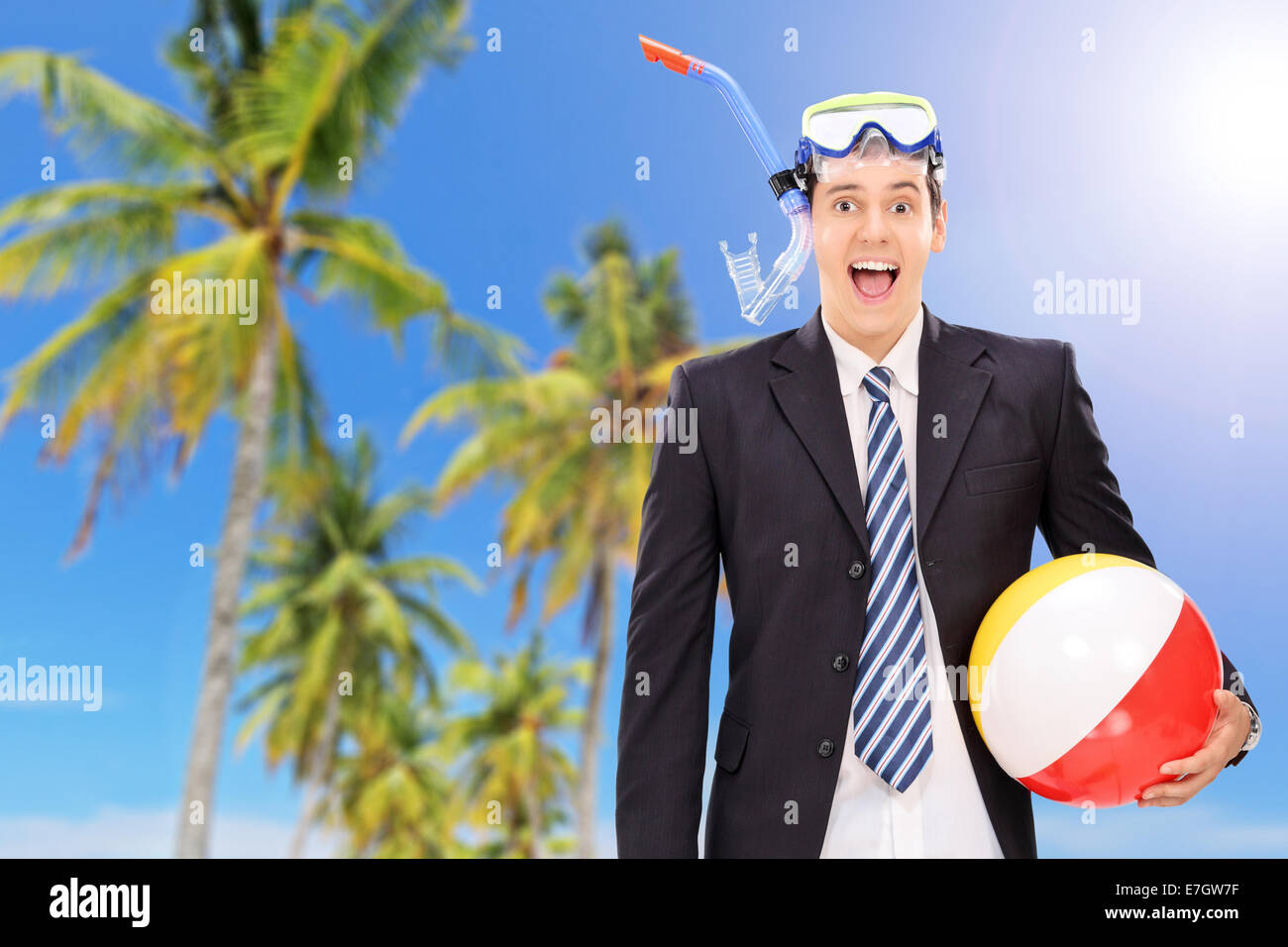 Mann, stehend am Strand mit Schnorcheln und Beach-ball Stockfoto