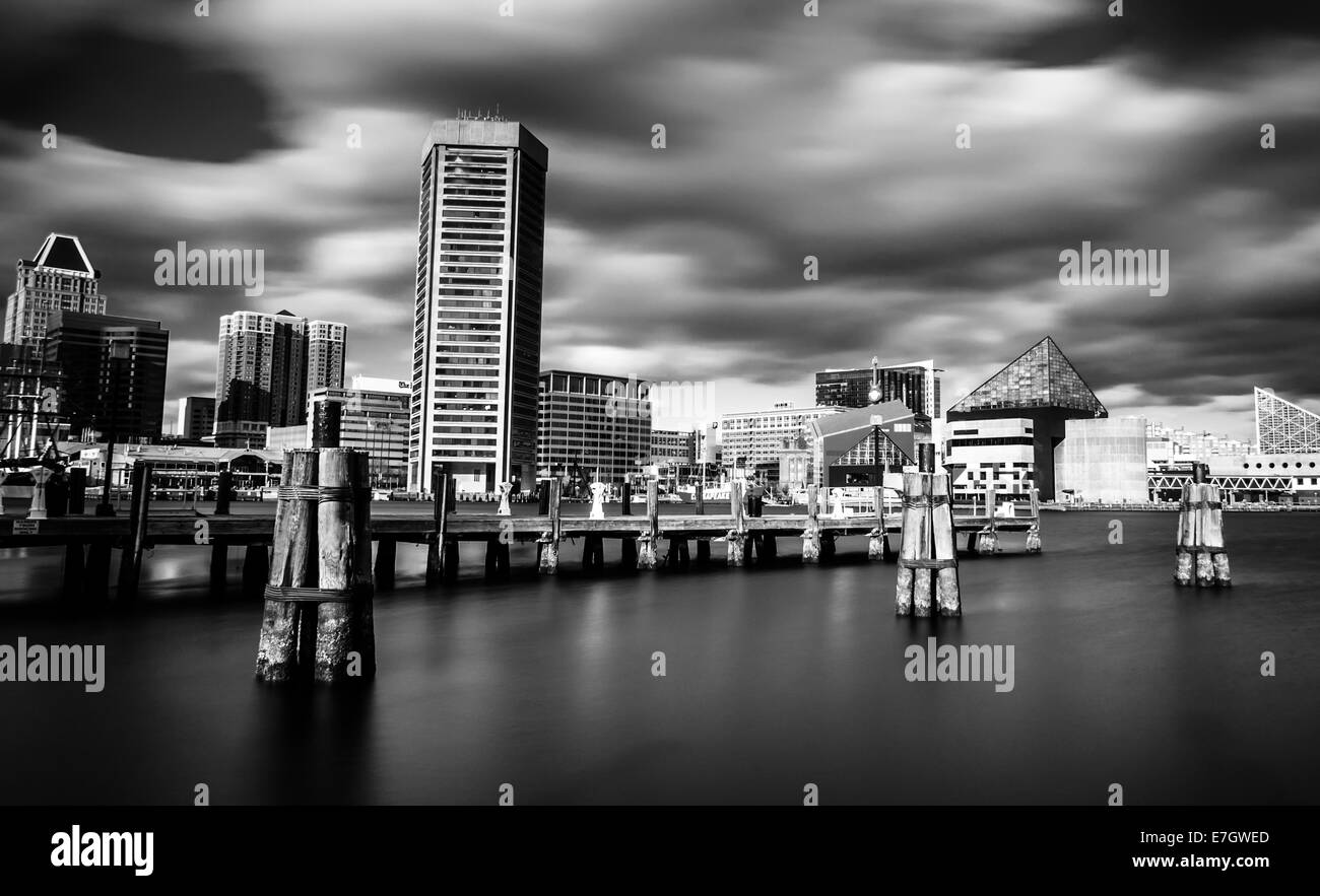 Mid-Day Langzeitbelichtung von Baltimore Inner Harbor Skyline Stockfoto