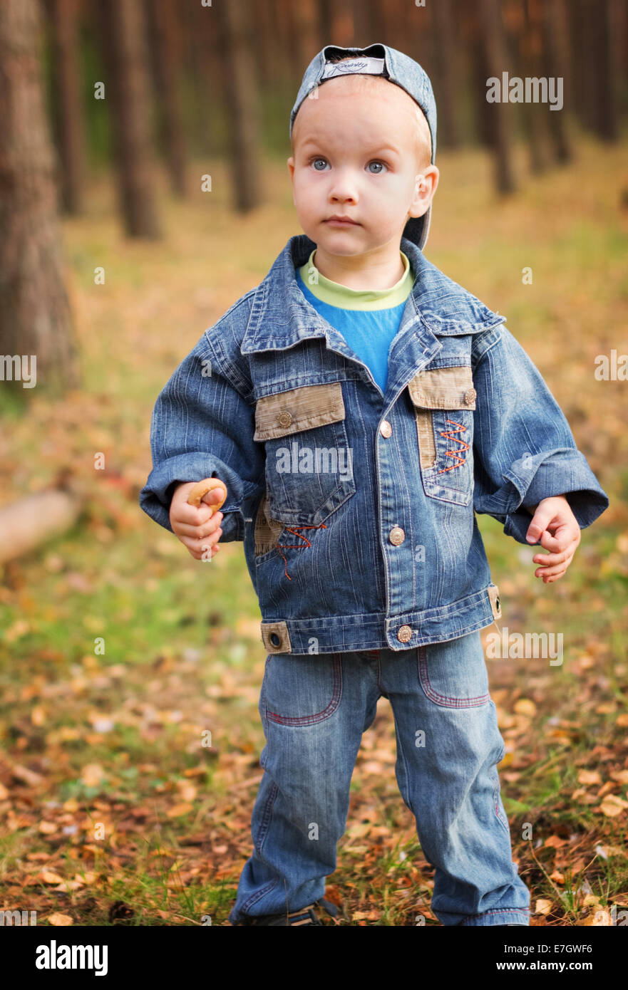 Porträt des jungen im Wald. Stockfoto