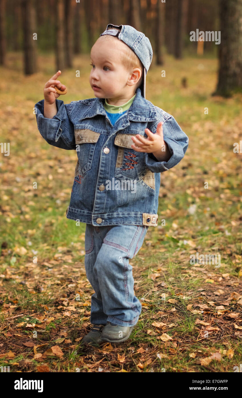 Porträt des jungen im Wald. Stockfoto