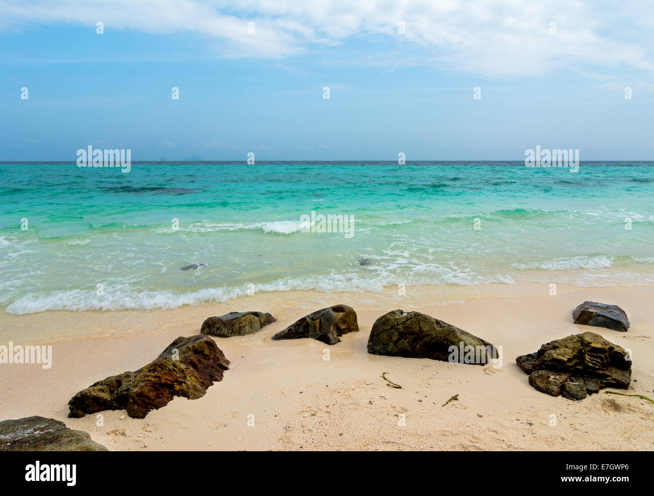 Felsen am Strand im tropischen Meer auf Bamboo Island Krabi Provinz Südostasien Thailand. Stockfoto