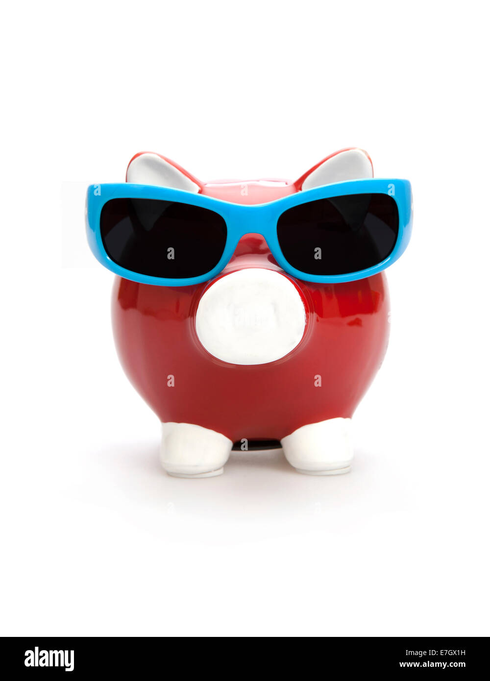 Sparschwein mit Sonnenbrille auf dem weißen Hintergrund Stockfoto