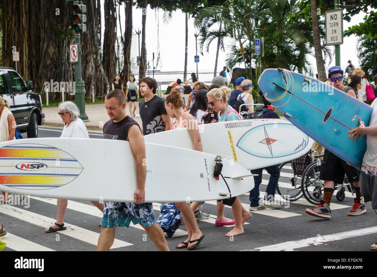 Honolulu Waikiki Beach Hawaii, Hawaiian, Oahu, Kalakaua Avenue, Fußgängerüberweg, Surfer, Surfer, Surfbrett, Surfbretter, Männer, Männer, Frauen, U Stockfoto