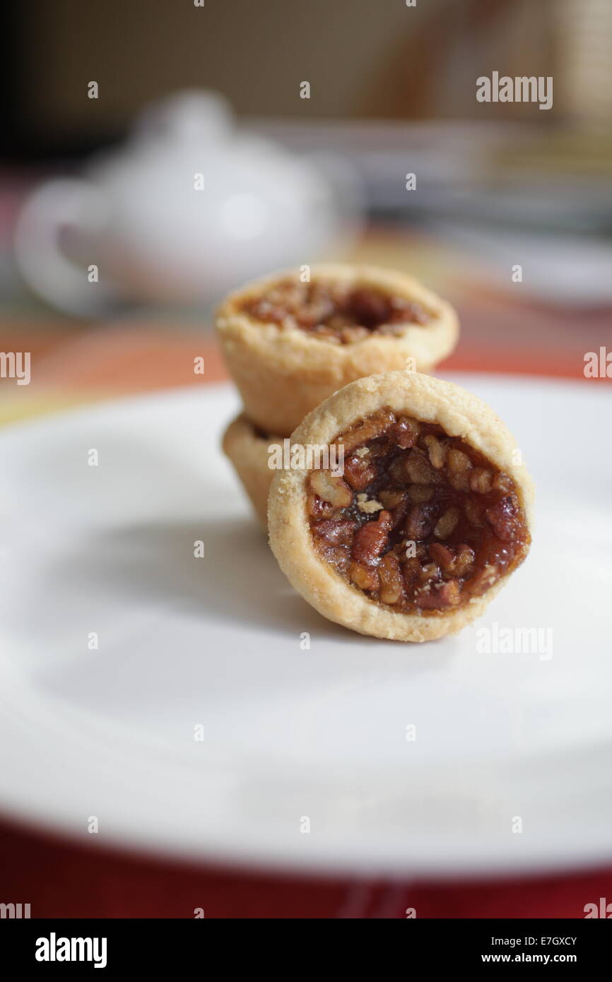 Mini-Pecan Kuchen auf einem weißen Teller Stockfoto