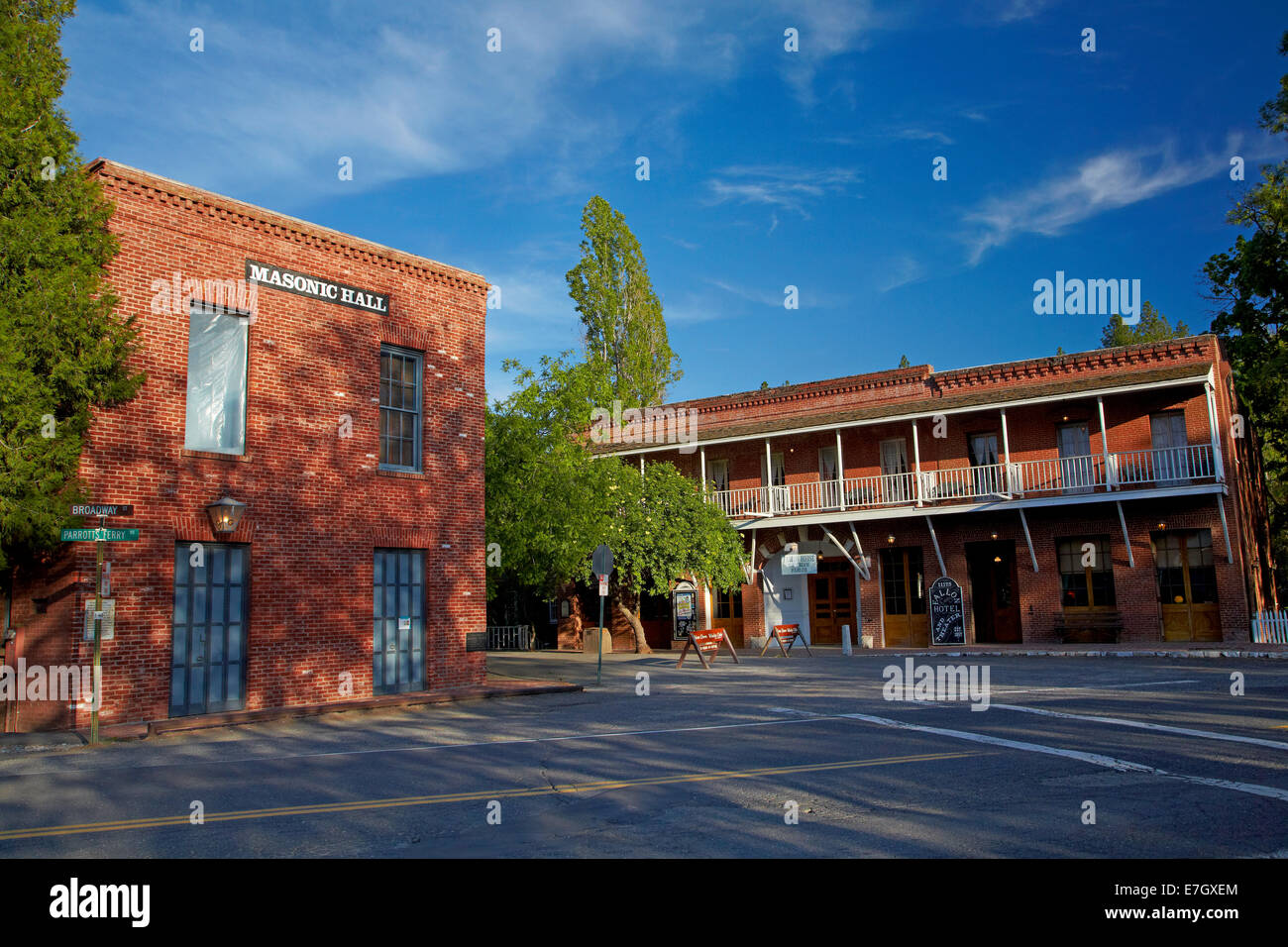 Masonic Hall (1854), und Fallon Hotel Theater und eine Eisdiele (1859), Columbia State Historic Park, Columbia, Tuolumn Stockfoto