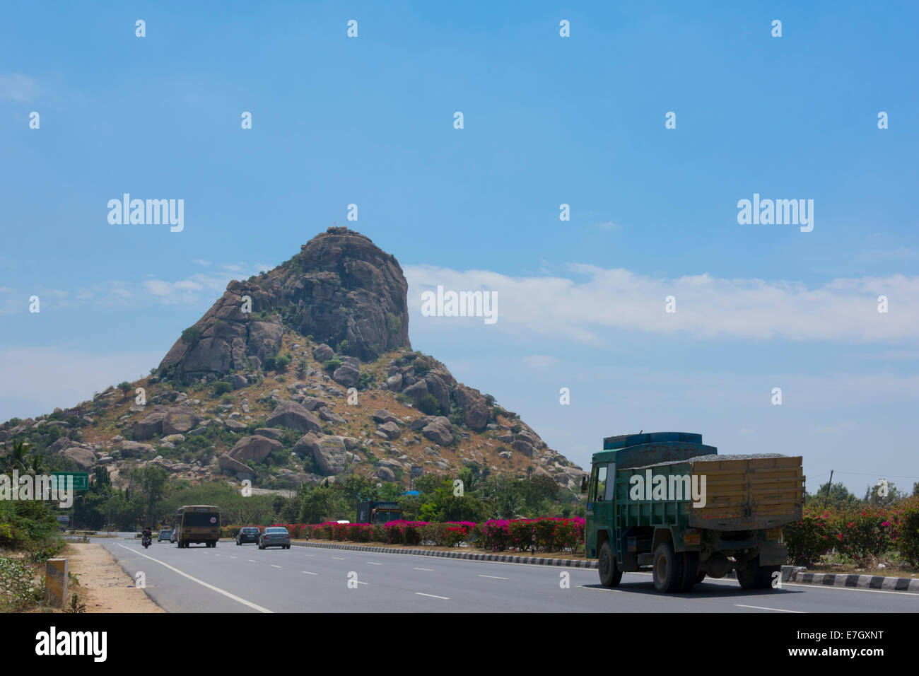 Ein Blick von der Straße von Pkw und LKW auf einer Staatsstraße in Tamil Nadu, Indien Stockfoto