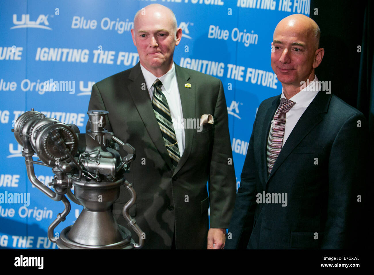 Jeff Bezos, Gründer von Amazon.com und Blue Origin, Recht, und Tony Bruno, CEO von United Launch Alliance (ULA), links, in einer Pressekonferenz zu den BE-4-Raketentriebwerk in der nationalen Presse Club in der Innenstadt von Washington, D.C. am 17. September 2014 enthüllen zu beteiligen. Blaue Herkunft und der United Launch Alliance (ULA) haben eine Vereinbarung zur gemeinsamen Entwicklung des neuen Motors eingegangen. Stockfoto