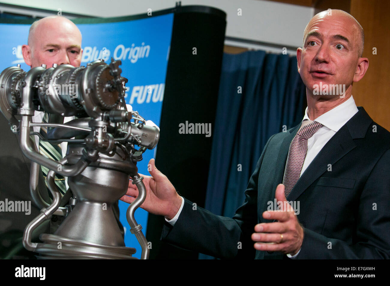 Jeff Bezos, Gründer von Amazon.com und Blue Origin, Recht, und Tony Bruno, CEO von United Launch Alliance (ULA), links, in einer Pressekonferenz zu den BE-4-Raketentriebwerk in der nationalen Presse Club in der Innenstadt von Washington, D.C. am 17. September 2014 enthüllen zu beteiligen. Blaue Herkunft und der United Launch Alliance (ULA) haben eine Vereinbarung zur gemeinsamen Entwicklung des neuen Motors eingegangen. Stockfoto