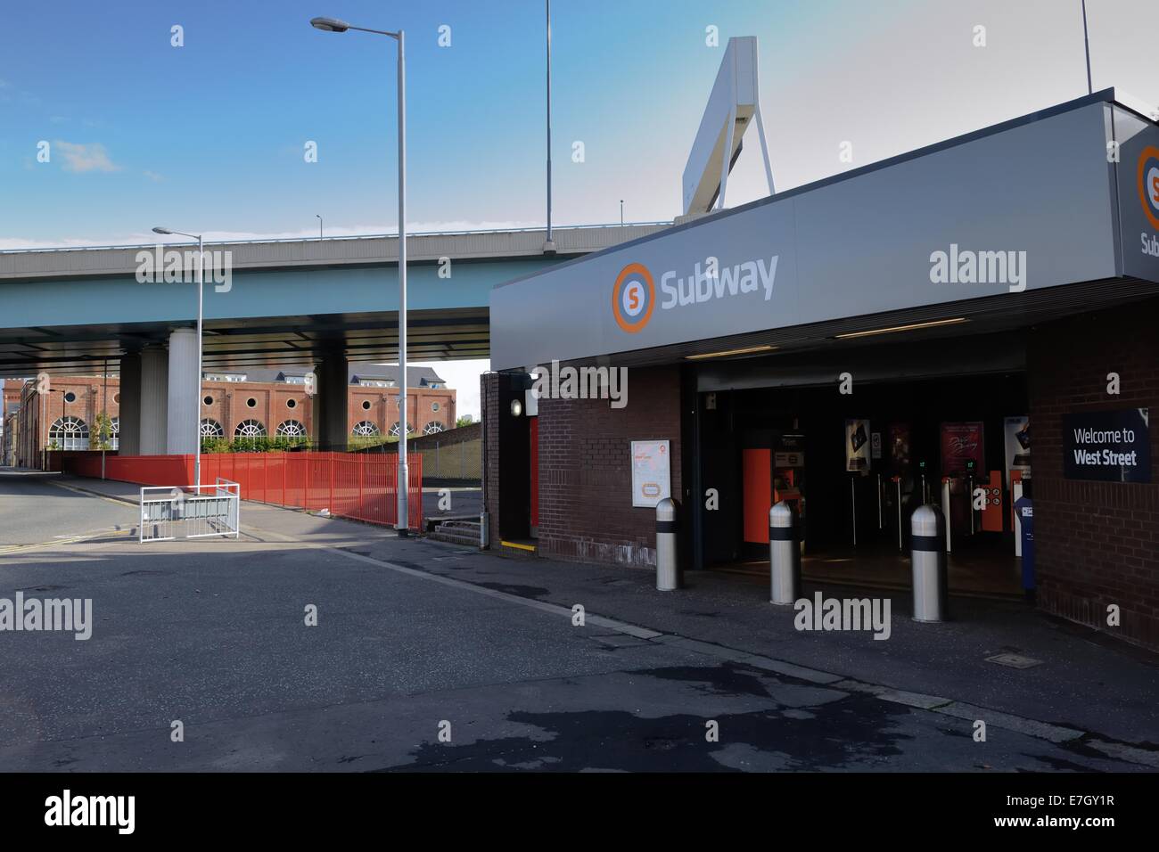 West Street u-Bahnstation und M74 Erweiterung Überführung in Glasgow Stockfoto