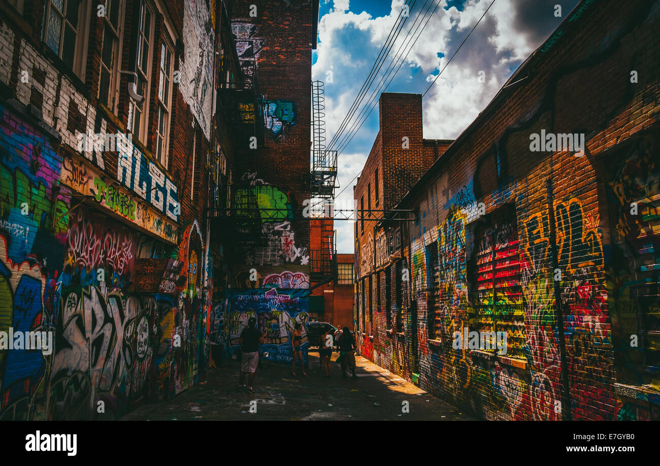 Sonnigen Sommertag in der Graffiti-Gasse, Baltimore, Maryland. Stockfoto