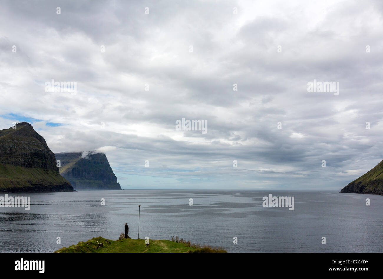 Mann sucht die Vidareidi Bucht und die Klippen der Insel Bordoy.  Vidoy Insel Stockfoto