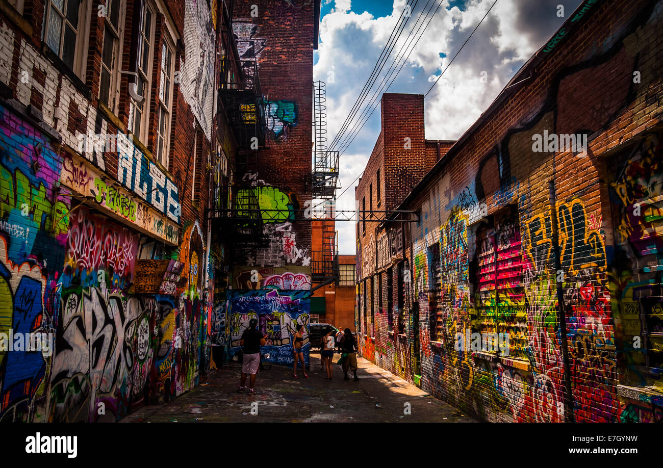 Sonnigen Sommertag in der Graffiti-Gasse, Baltimore, Maryland. Stockfoto