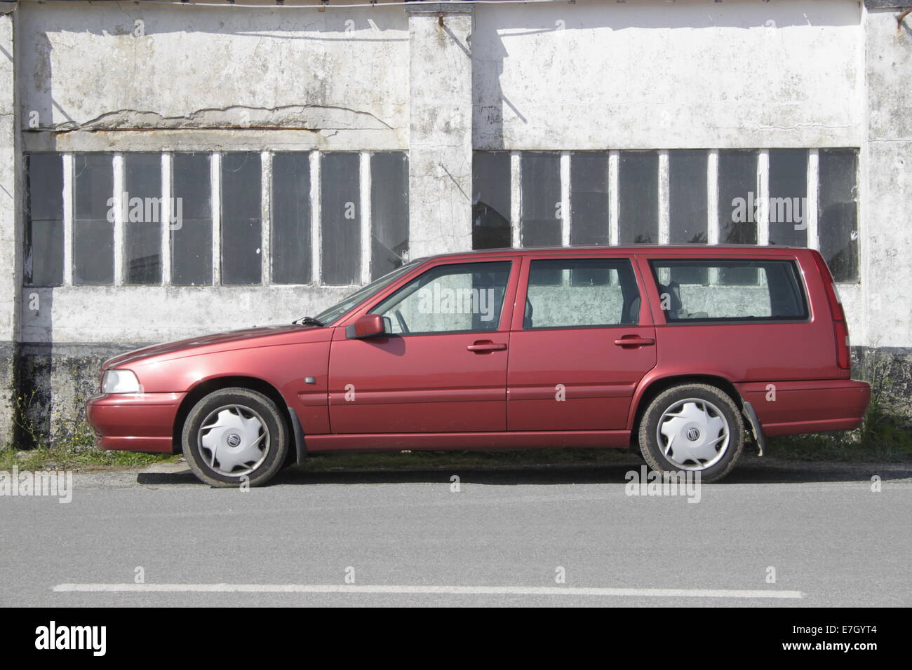 Volvo V70 1999 Modell rot vor alten Fabrik geparkt Stockfoto
