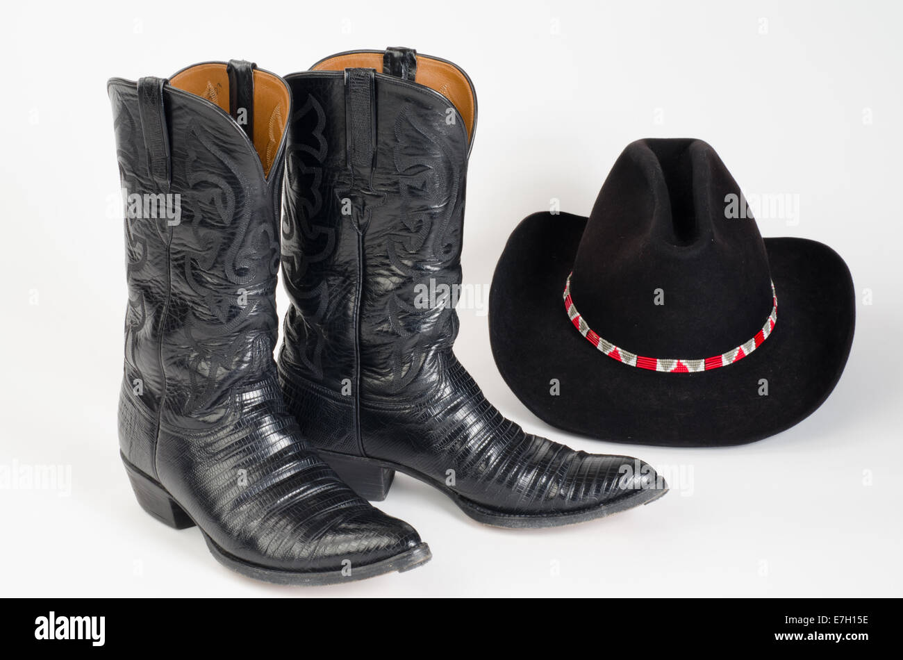 Cowboystiefel mit schwarzem Cowboyhut. Stockfoto