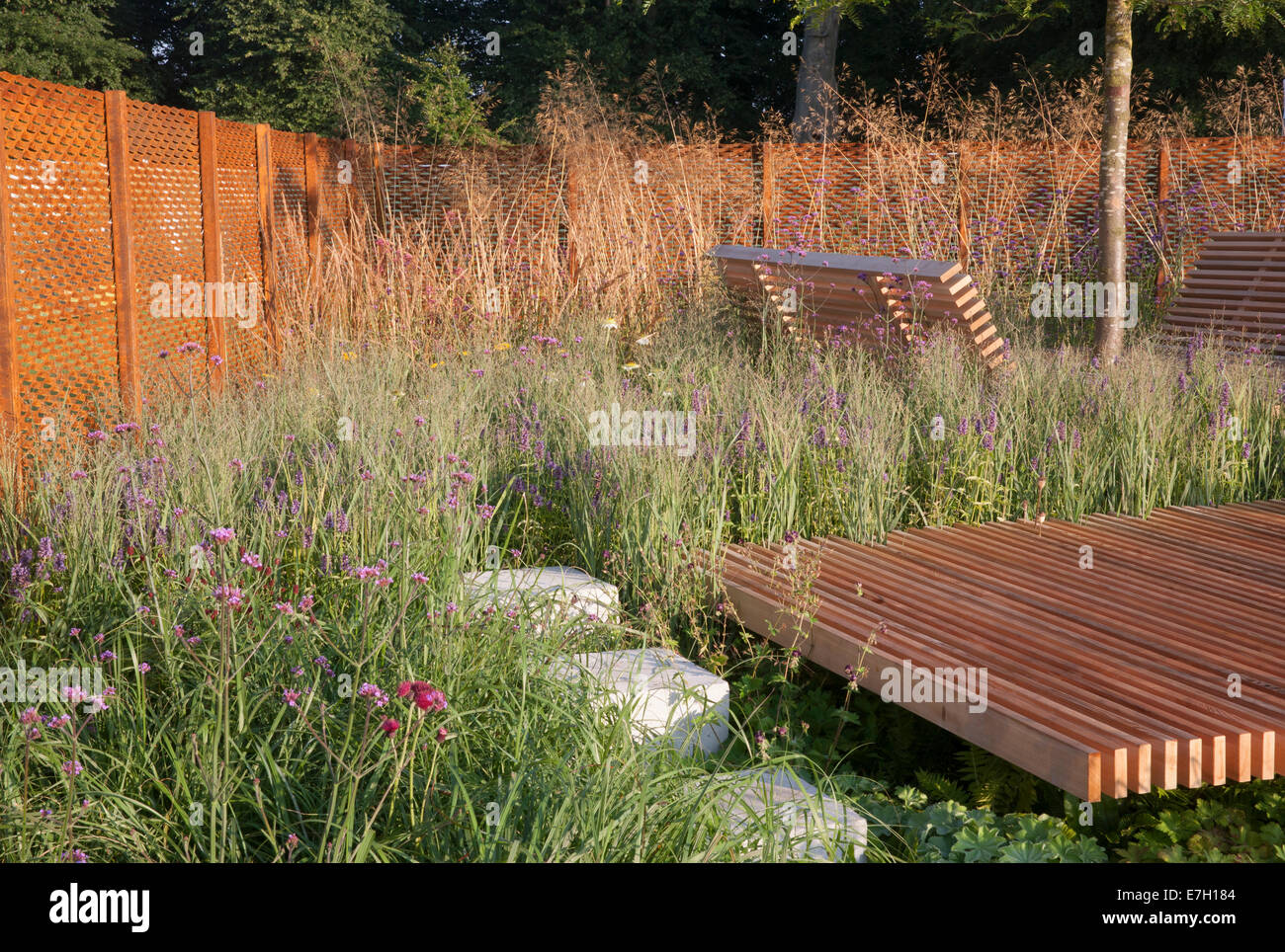 RHS-Young-Garten-Designer des Jahres award Gewinners Sam Öfen - Goldmedaille - The Sky Limit Garten an Tatton Park RHS Blume Stockfoto