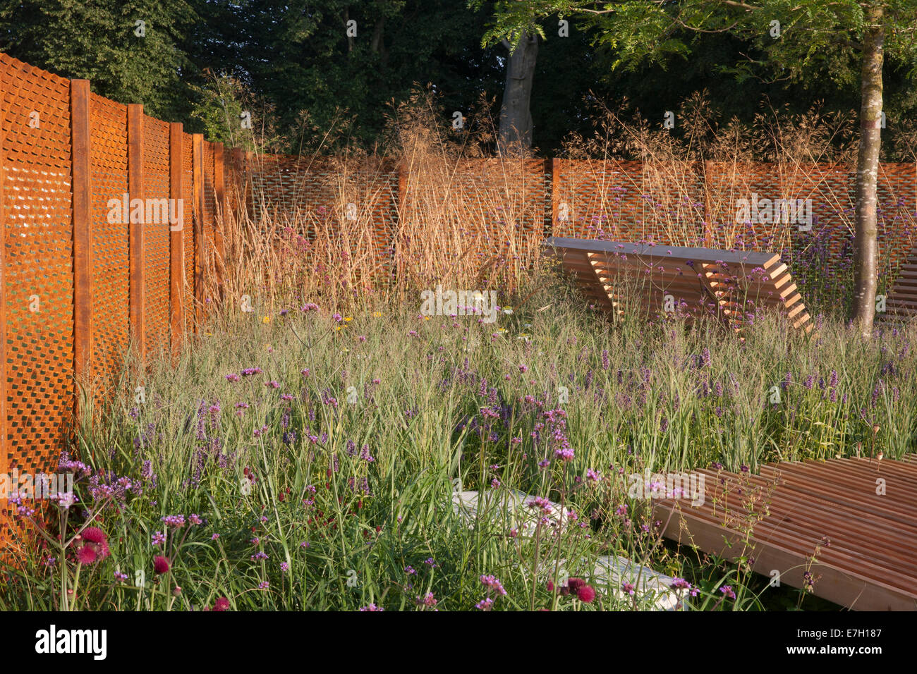 RHS-Young-Garten-Designer des Jahres award Gewinners Sam Öfen - Goldmedaille - The Sky Limit Garten an Tatton Park RHS Blume Stockfoto