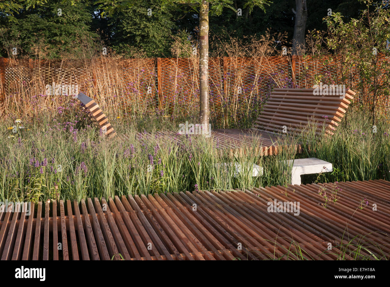 RHS-Young-Garten-Designer des Jahres award Gewinners Sam Öfen - Goldmedaille - The Sky Limit Garten an Tatton Park RHS Blume Stockfoto