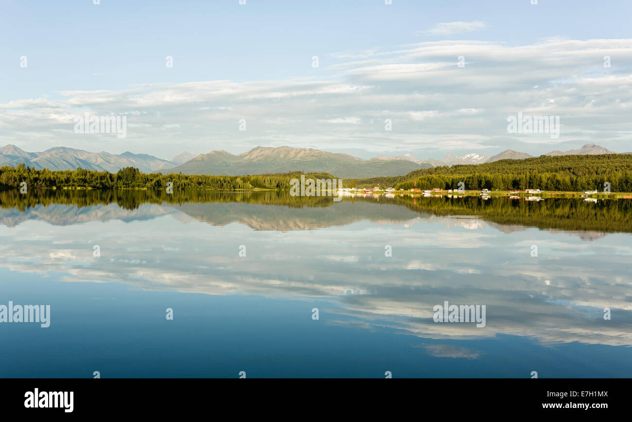 Reflexionen von den Chugach Mountains in der Nähe von Eagle River auf sechs Meilen See auf gemeinsamer Basis Elmendorf Richardson in Alaska. Stockfoto