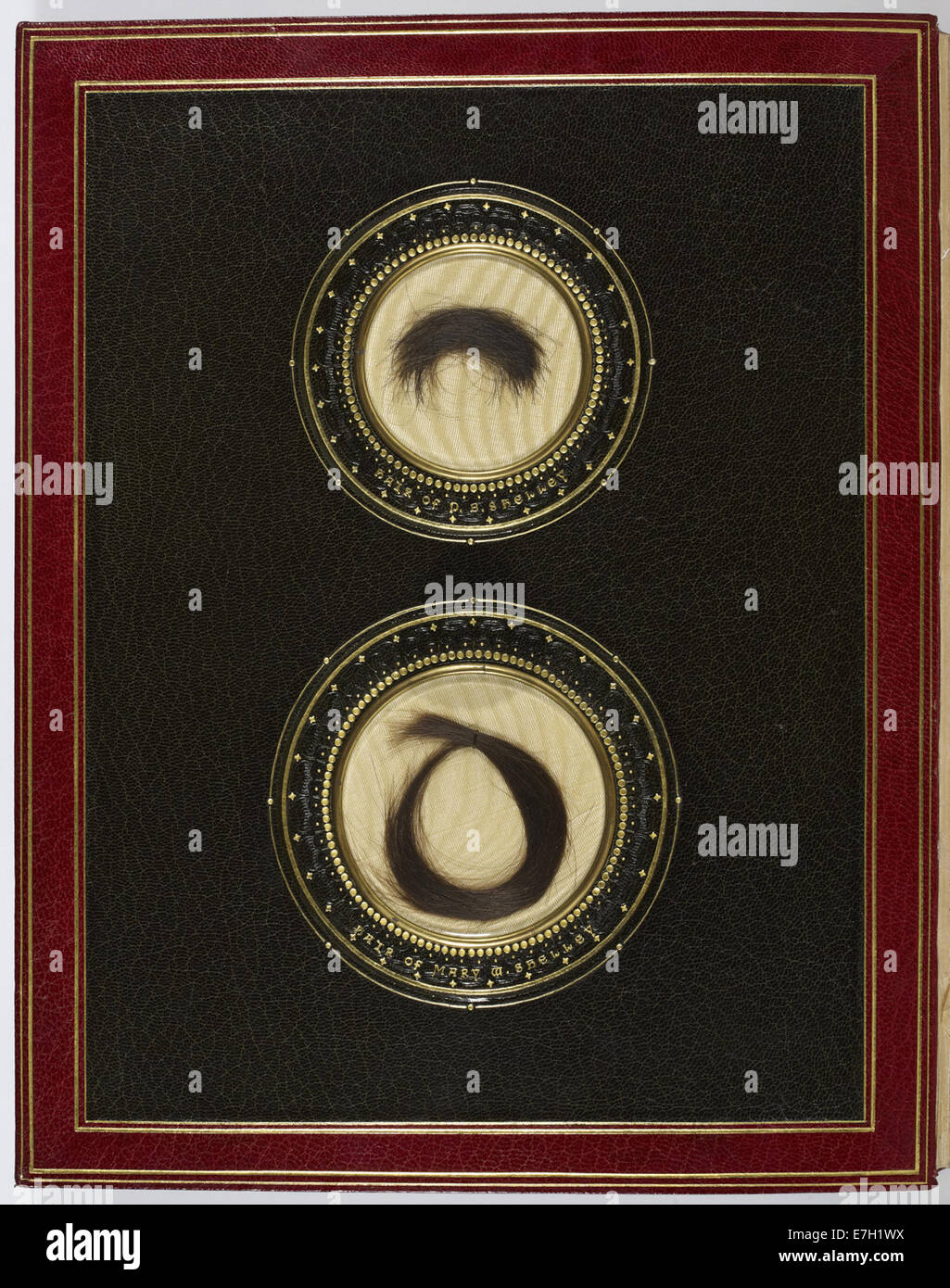 Ein Bild, das die Haarsträhnen von Percy Bysshe Shelley und Mary Shelley zeigt, aufbewahrt in der Ashley MS 5022 der British Library. Das historische Dokument gibt Einblicke in die persönliche Geschichte dieser literarischen Figuren. Stockfoto