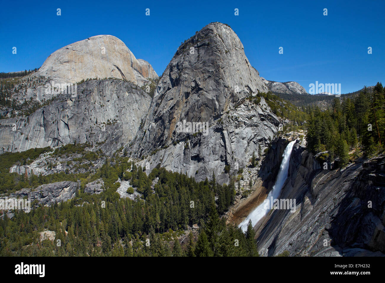 Nevada Fall und die Granit-Kuppel des Liberty Deckelung der Nebel Trail, Yosemite-Nationalpark, Kalifornien, USA Stockfoto