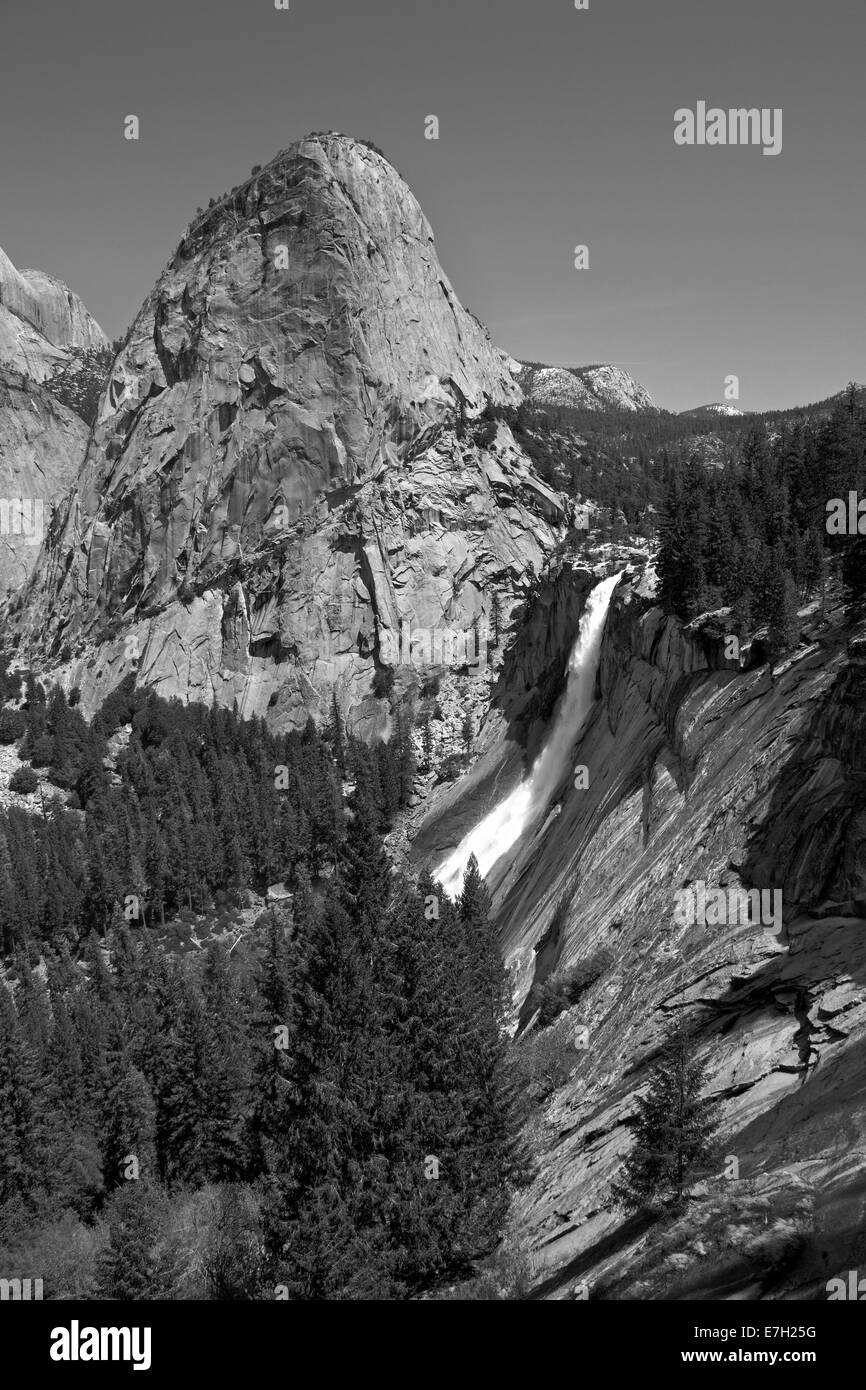 Nevada Fall und die Granit-Kuppel des Liberty Deckelung der Nebel Trail, Yosemite-Nationalpark, Kalifornien, USA Stockfoto
