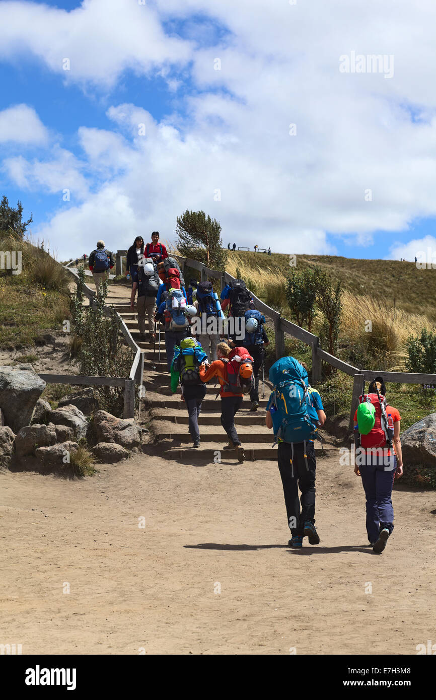 Unbekannte Menschen wandern auf den Pichincha Berg in der Nähe des Telefériqo in Cruz Loma in Quito, Ecuador Stockfoto