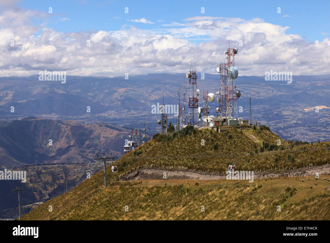 Die Kabel und einige Kabinen der Seilbahn Telefériqo kurz vor der Bergstation am Pichincha Berg in Quito, Ecuador Stockfoto