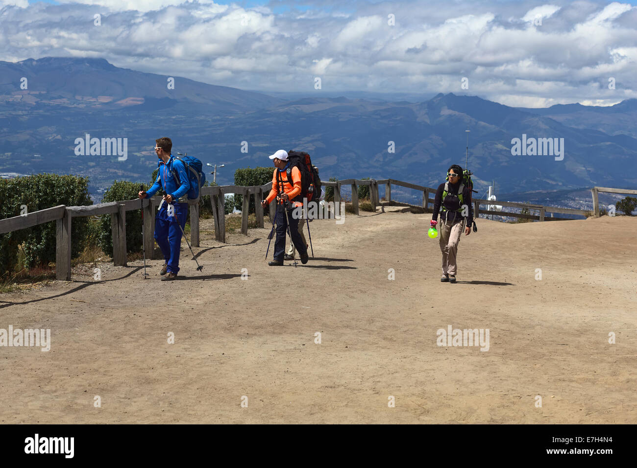 Nicht identifizierte junge Menschen wandern auf den Pichincha Berg in der Nähe des Telefériqo in Quito, Ecuador Stockfoto