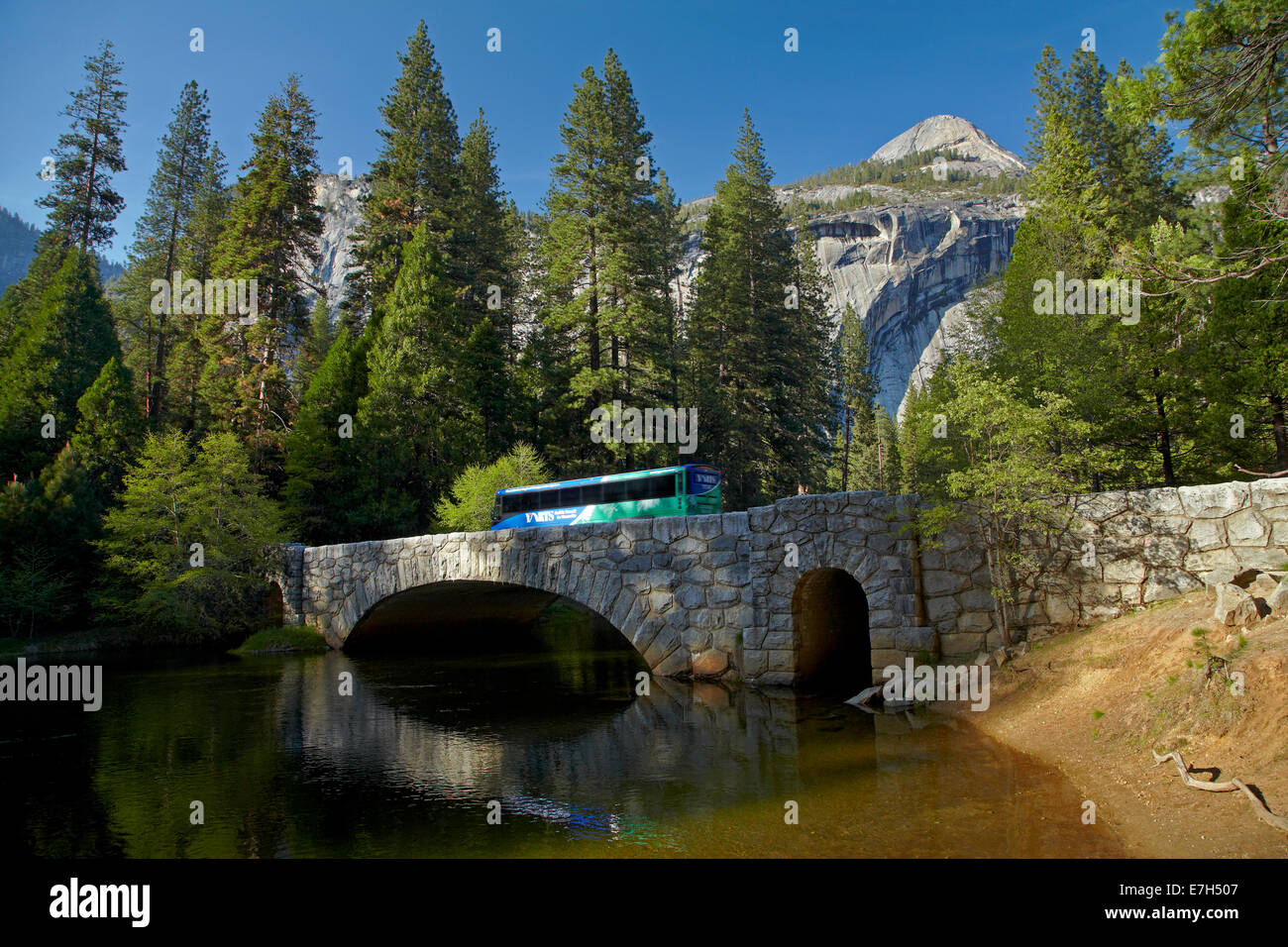 Bus auf Stoneman Brücke über Merced River, Yosemite Tal, Yosemite-Nationalpark, Kalifornien, USA Stockfoto
