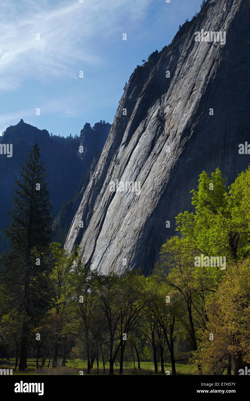 Steile Klippen entlang der Wände des Yosemite Valley, Yosemite-Nationalpark, Kalifornien, USA Stockfoto