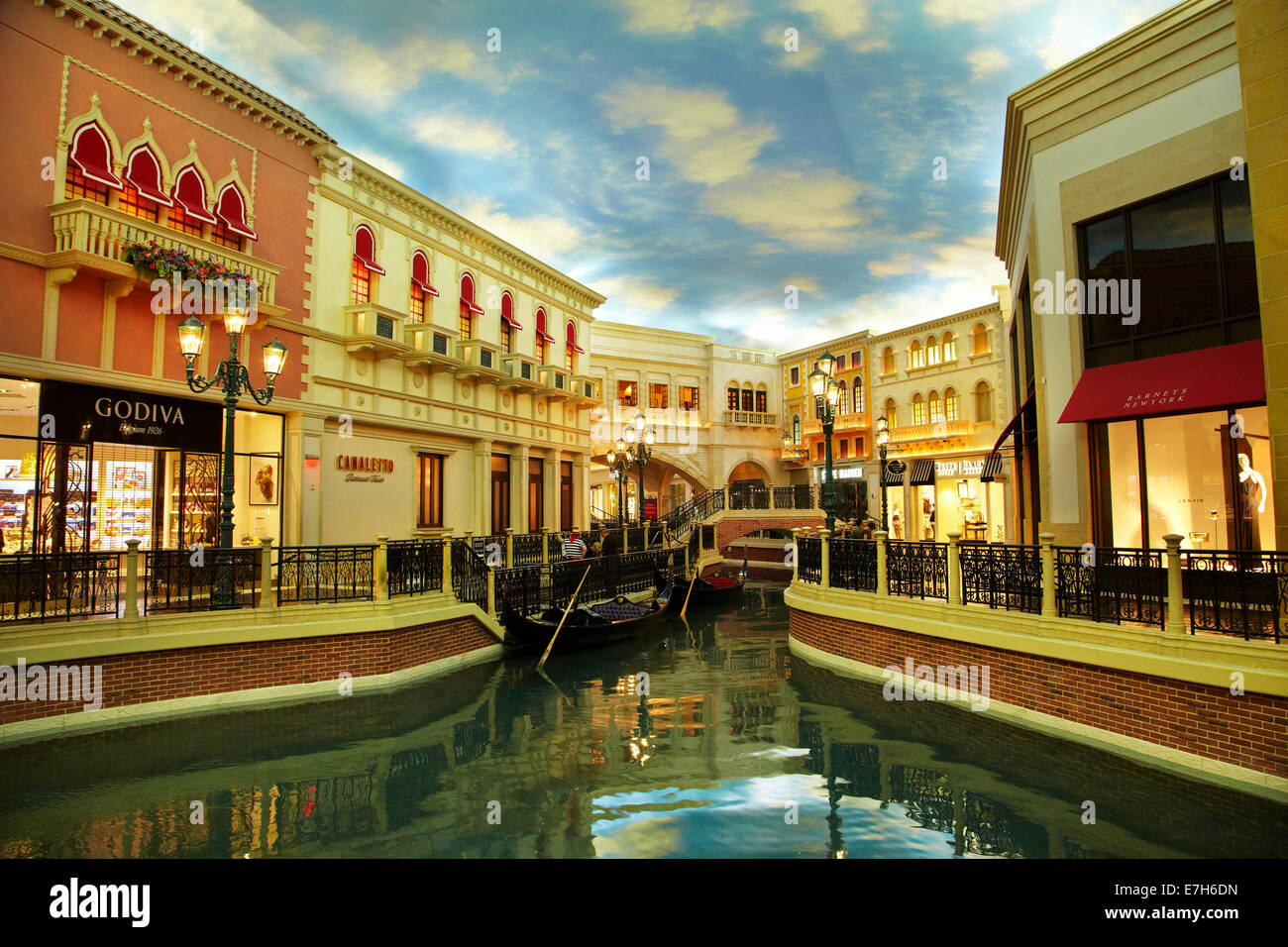 Gondeln und Grand Canal Shoppes im Venetian Resort Hotel Casino, Las Vegas, Nevada, USA Stockfoto