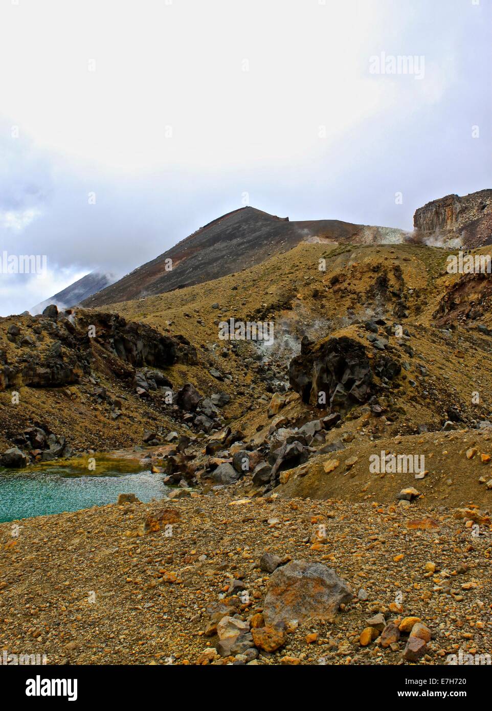 Blick auf den smaragdgrünen Seen auf Mt Tongariro Stockfoto