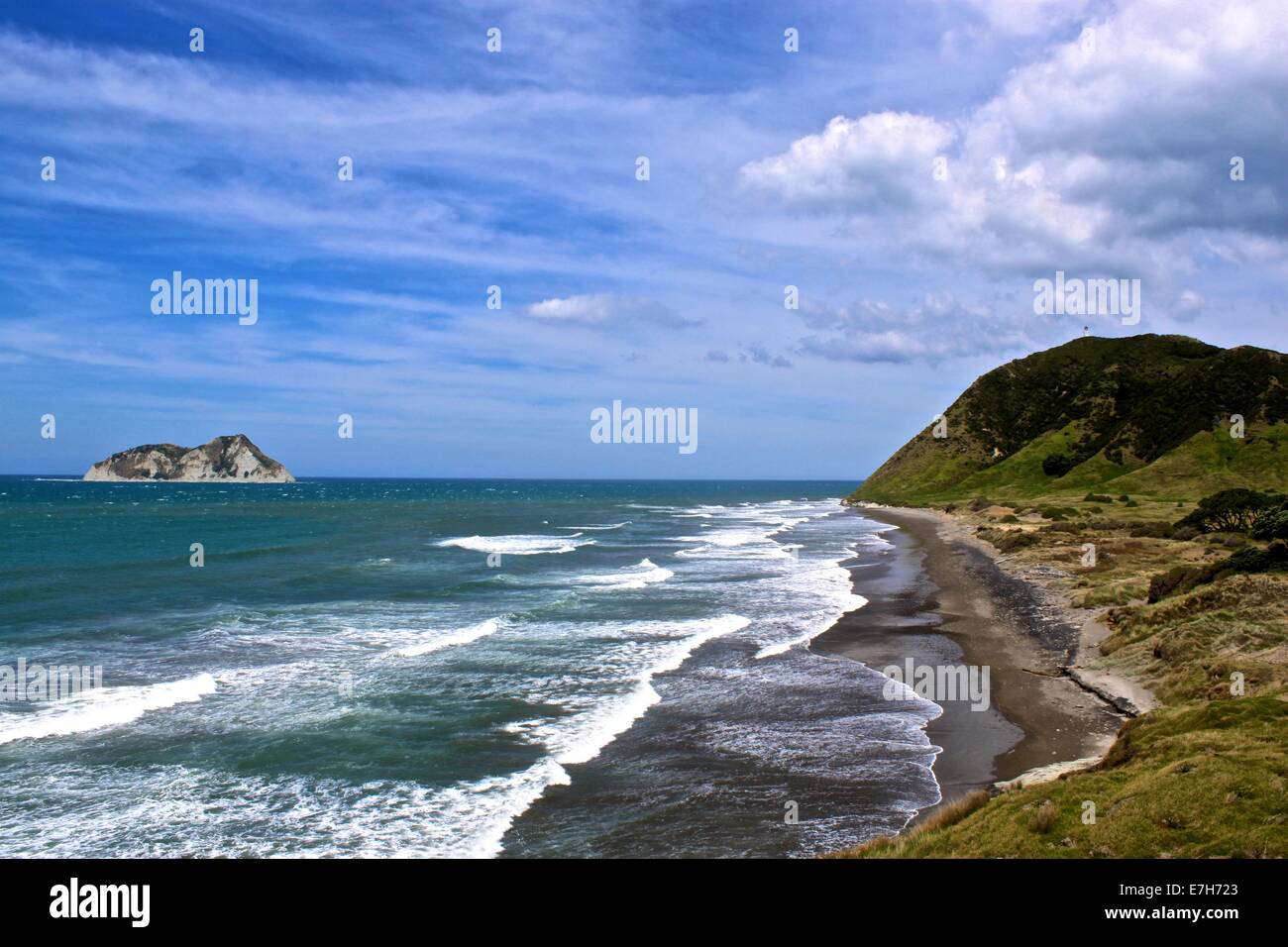 Das East Cape Küste Neuseelands mit dem Leuchtturm im Hintergrund Stockfoto