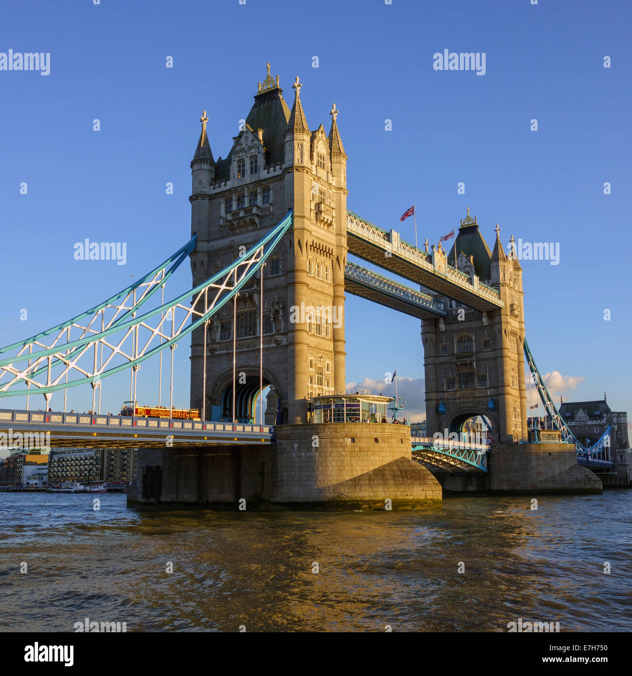 London Tower Bridge Herbst Sun River Thames River Tour Stockfoto