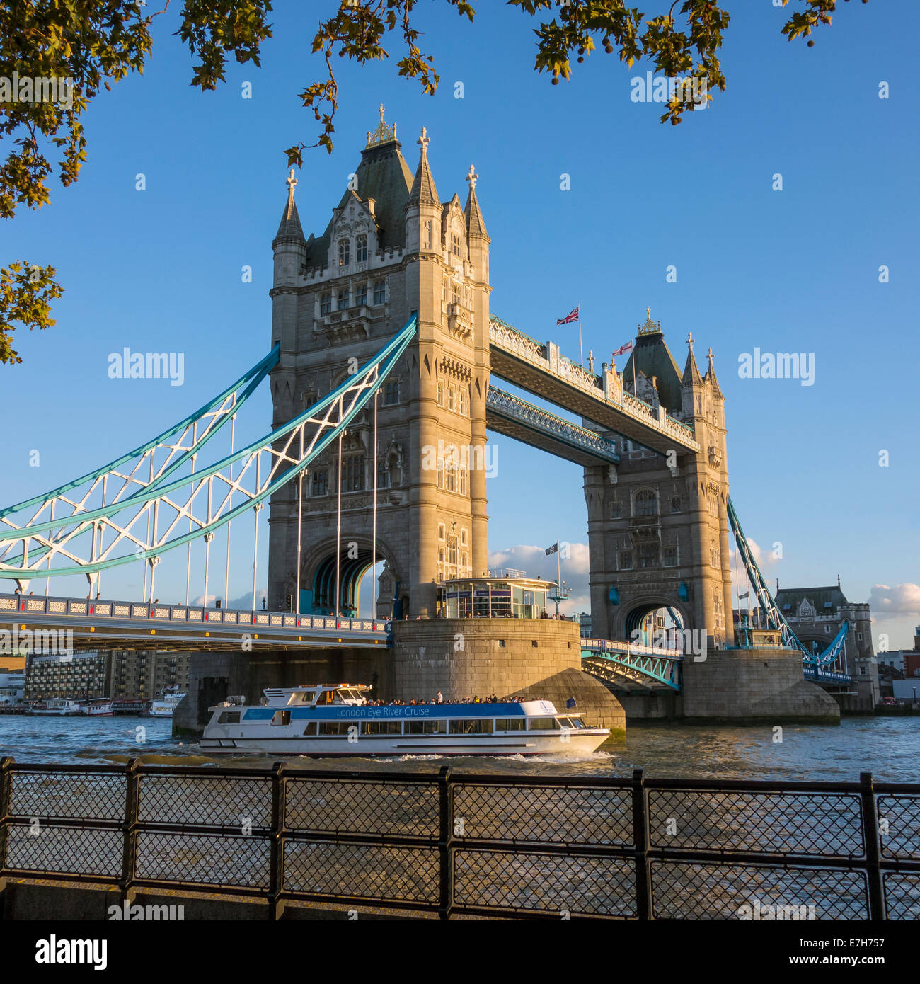 London Tower Bridge Herbst Sun River Thames River Tour Stockfoto