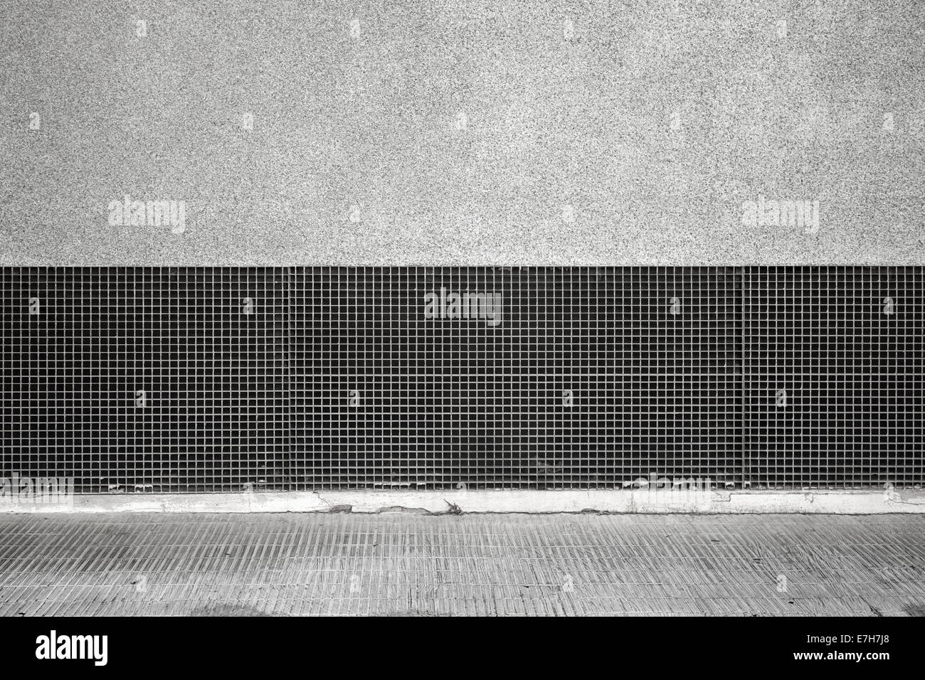 Leere städtische Interieur mit Stahl Gitter graue Betonwand Stockfoto