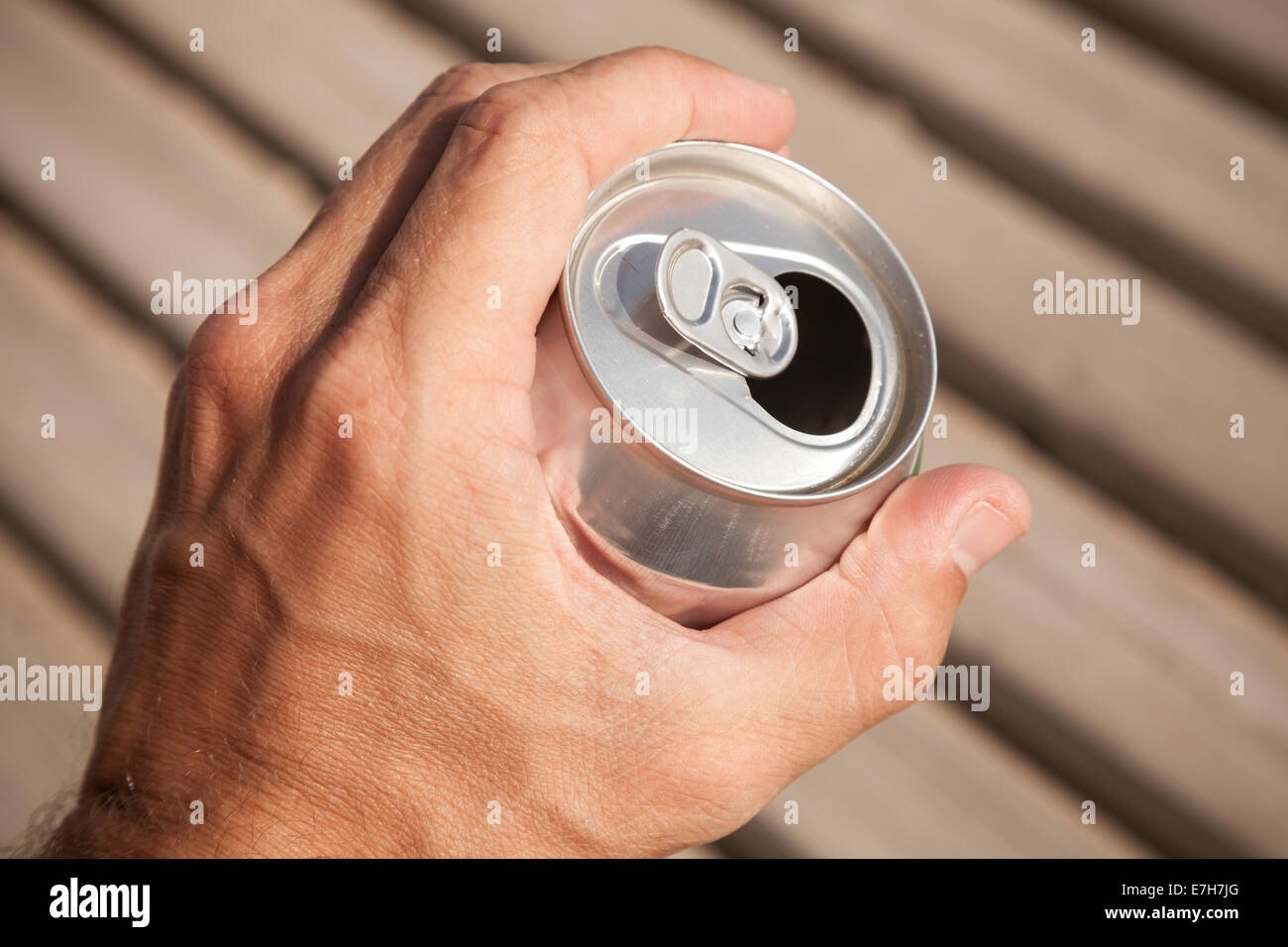 Aluminium kann Bier in eine männliche Hand, Sommer Outdoor-Foto Stockfoto