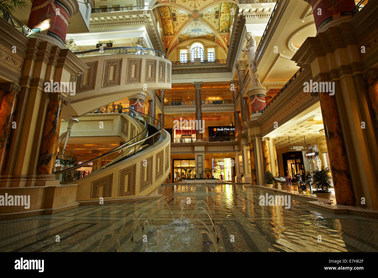 Spirale Rolltreppen und Pool in der Lobby des Forum Shops, Caesars Palace, Las Vegas, Nevada, USA Stockfoto