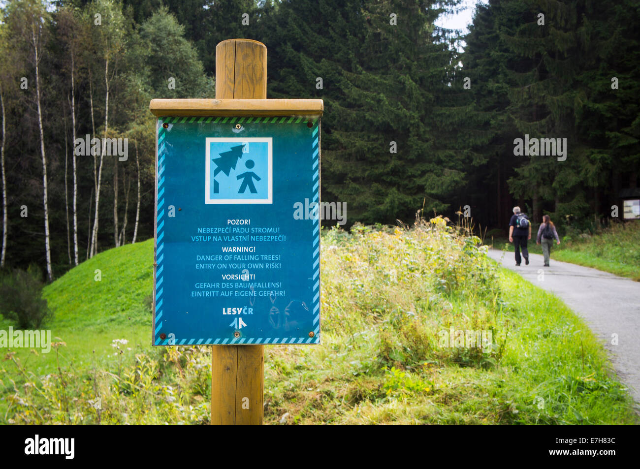 Novohradske Gebirge, Tourist, Schild, Warnung, Gefahr, fallende Bäume, ENTRY ON YOUR OWN RISK, Tschechische Republik, 7. September 2014. (CTK Foto/Libor Sojka) Stockfoto