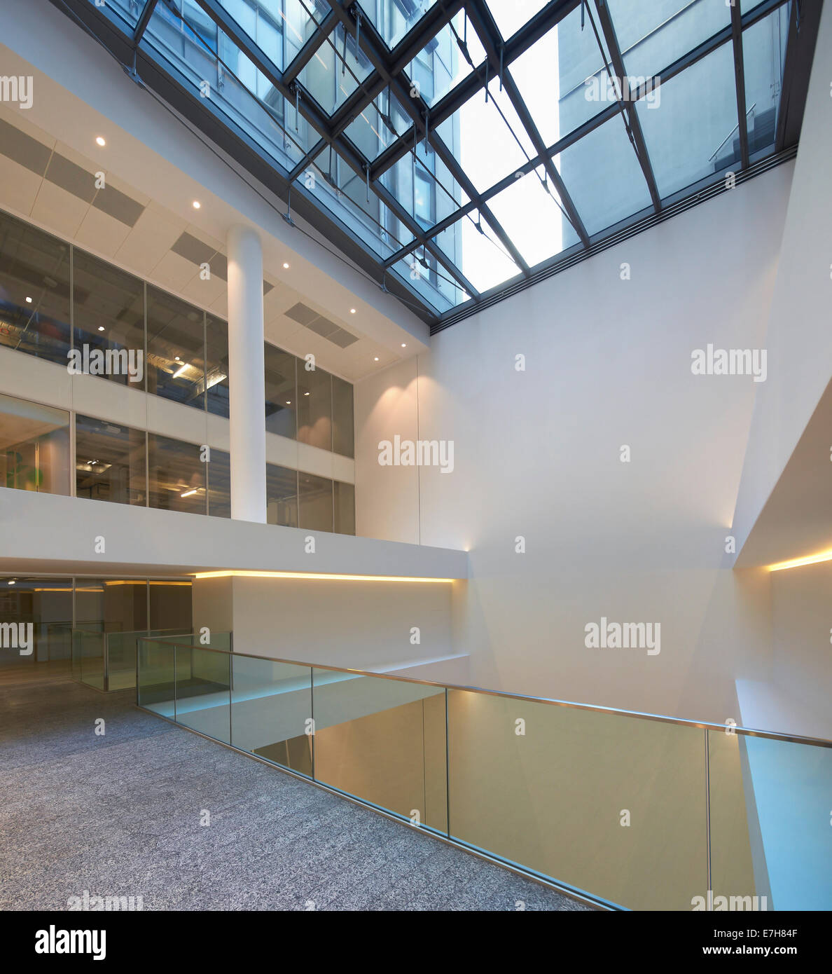 42 rue du Rhône in Genf, Schweiz. Architekt: Sheppard Robson, 2012. Obere Etage der Landung mit umfangreichen Dachfenster. Stockfoto