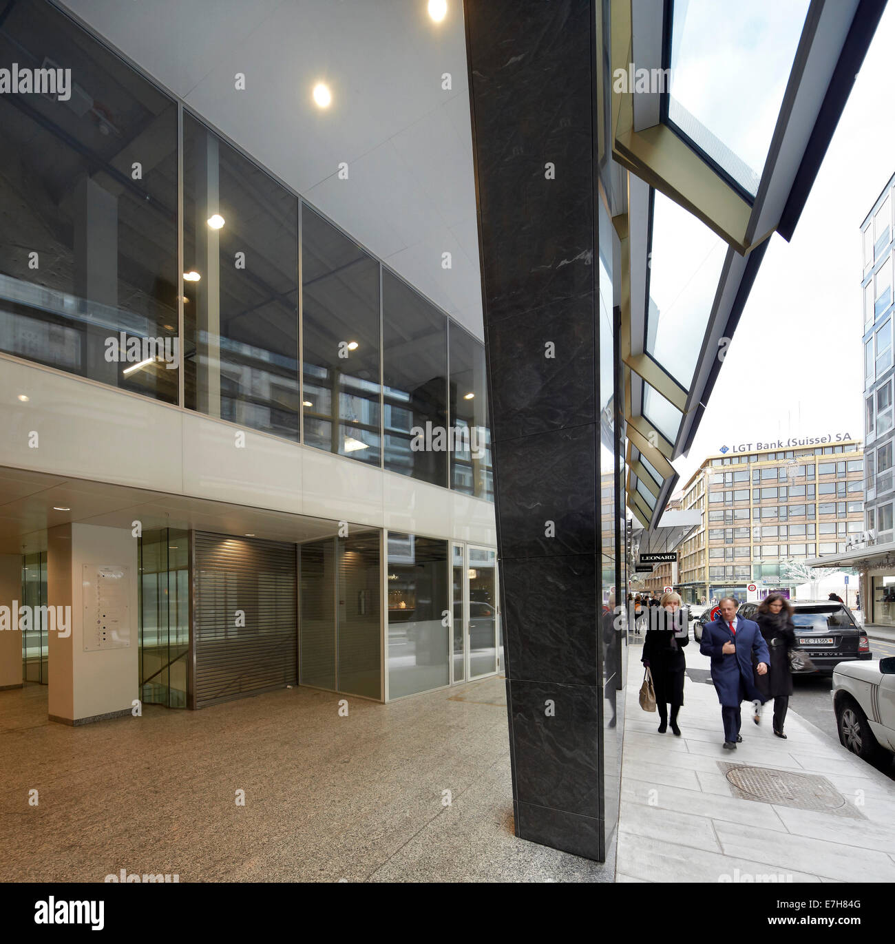 42 rue du Rhône in Genf, Schweiz. Architekt: Sheppard Robson, 2012. Eingang im Erdgeschoss und Street in Sicht. Stockfoto