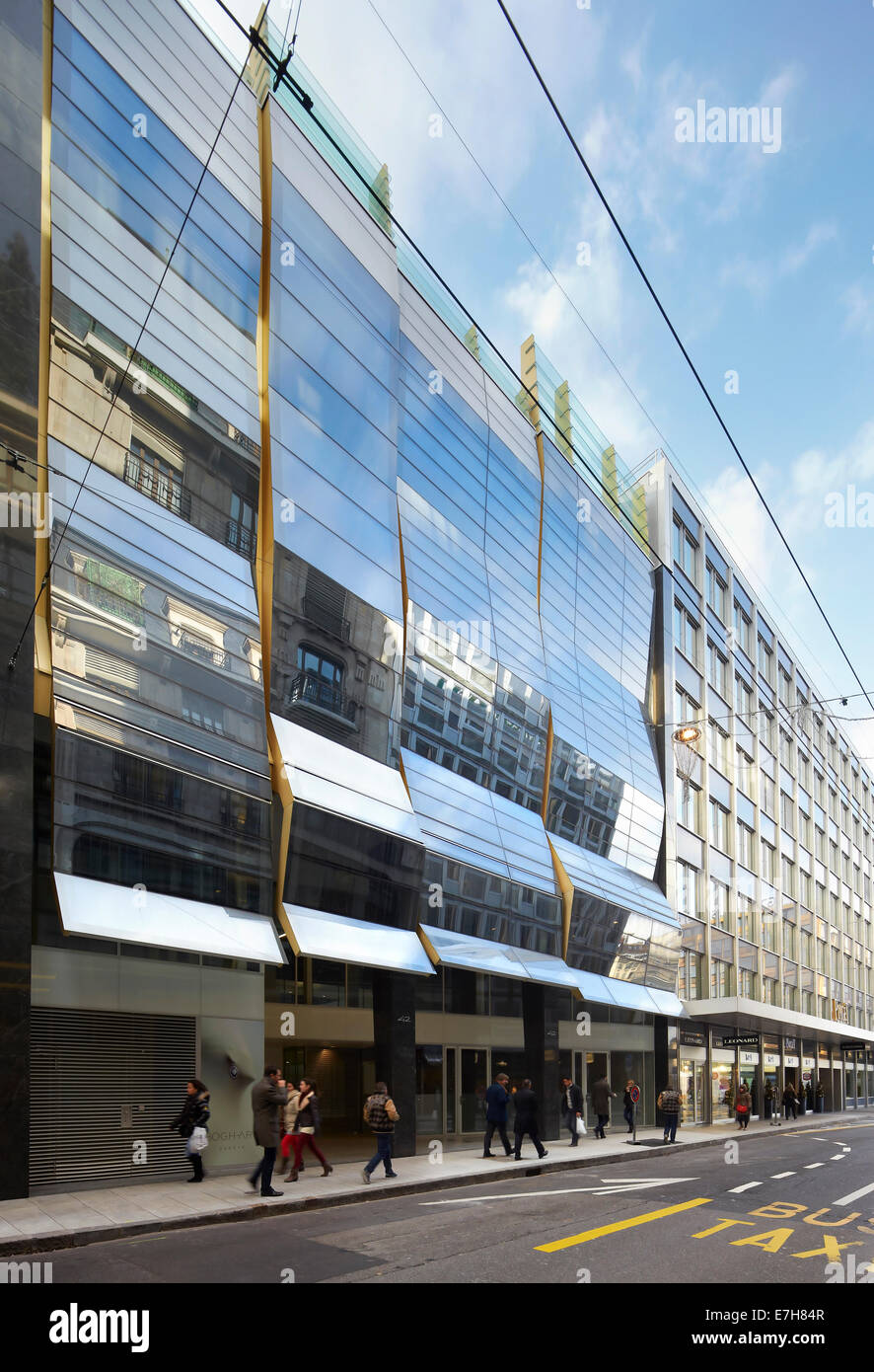 42 rue du Rhône in Genf, Schweiz. Architekt: Sheppard Robson, 2012. Perspektive der Straße Fassaden. Stockfoto