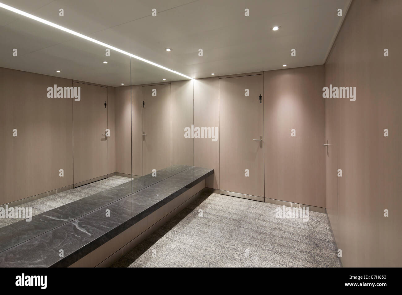 42 rue du Rhône in Genf, Schweiz. Architekt: Sheppard Robson, 2012. Waschraum-Interieur. Stockfoto