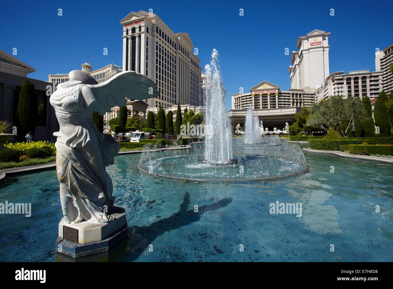 "Winged Sieg von Samothrace" Replikat Statue und The Fountains, Caesars Palace Hotel und Casino, Las Vegas, Nevada, USA Stockfoto