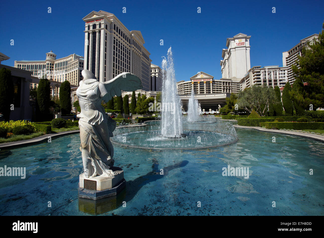 "Winged Sieg von Samothrace" Replikat Statue und The Fountains, Caesars Palace Hotel und Casino, Las Vegas, Nevada, USA Stockfoto