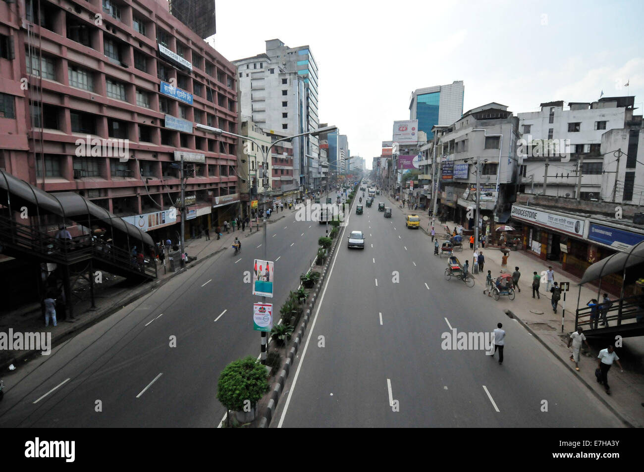 Dhaka. 18. Sep, 2014. Bild aufgenommen am 18. September 2014 zeigt eine Szene der Stadt während der landesweiten 24-stündigen Streik von Bangladesch islamistischen Partei Jamaat-e-Islami, die Freilassung der Parteivorsitzende in Dhaka, Bangladesch fordern durchgesetzt. Bangladeshs größten islamistischen Partei rief Mittwoch landesweite Streik von Donnerstag bis Freitag und Sonntag auf Montag protestieren die Apex-Gerichtsurteil, das eines seiner hochrangigen Führer für Kriegsverbrechen lebenslänglichen Haftstrafen vergeben. © Shariful Islam/Xinhua/Alamy Live-Nachrichten Stockfoto