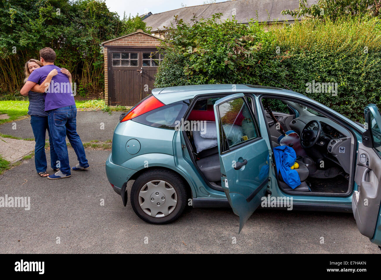 Ab verabschiedet, Universität, eine Mutter zu ihrem Sohn Student als er Urlaub zuhause In Sussex Universität bereitet Stockfoto