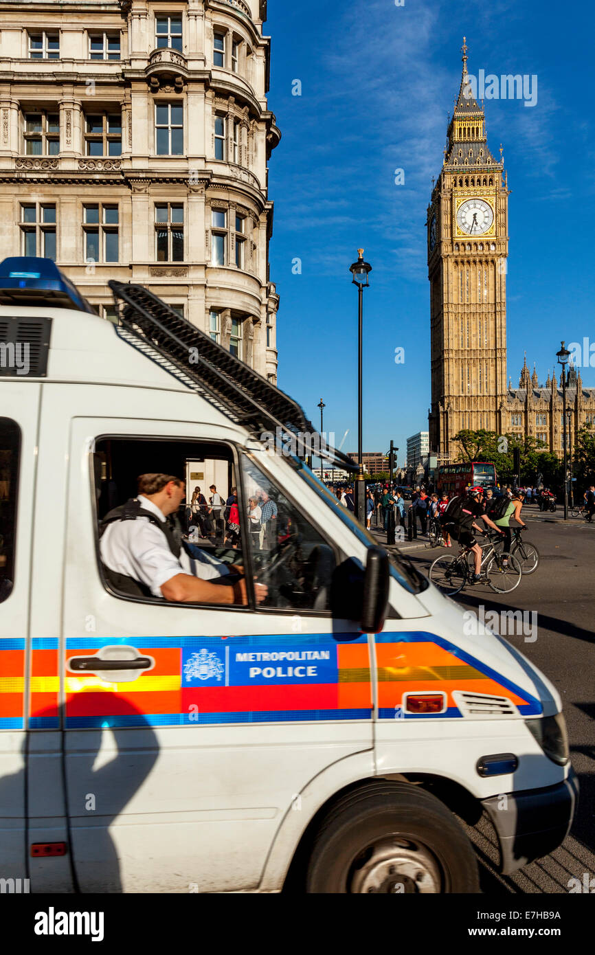 Ein Polizeifahrzeug außerhalb Big Ben, London, England Stockfoto