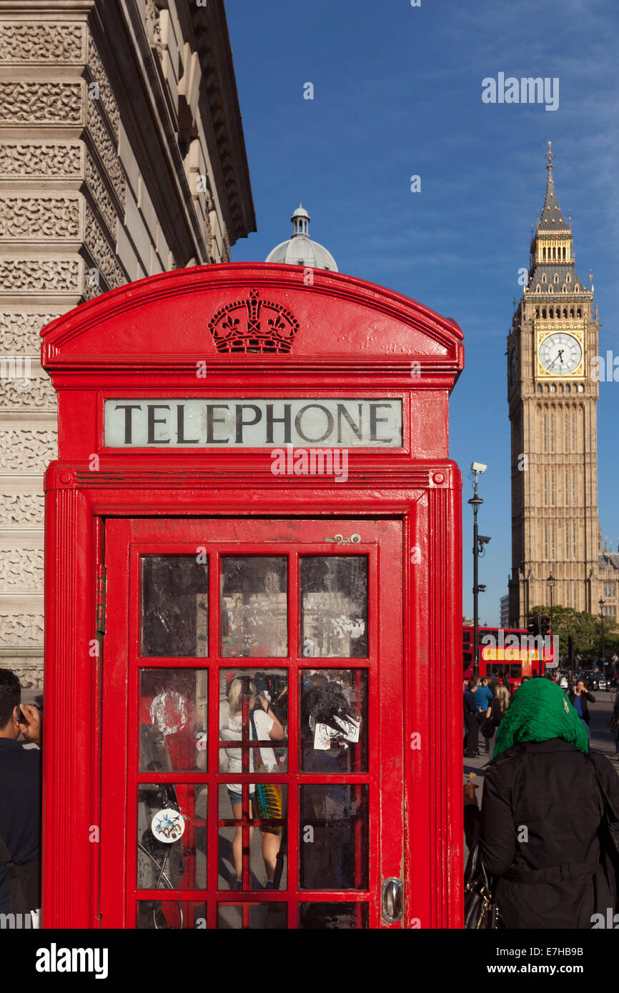 Eine traditionelle rote Telefonzelle und Big Ben, London, England Stockfoto
