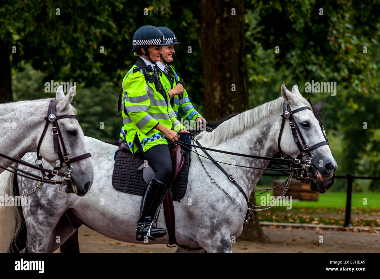 Horse mounted woman police officers Fotos und Bildmaterial in hoher